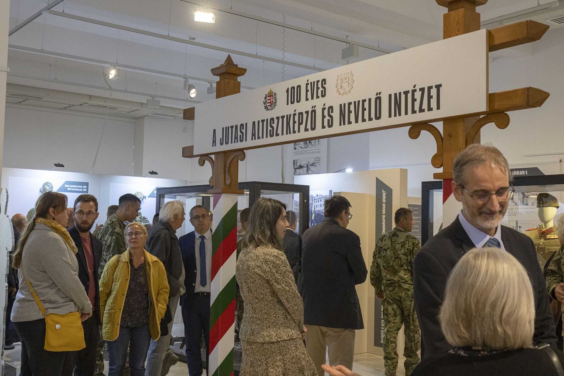 A Jutas 100 kiállítás kepei az első látogatókkal