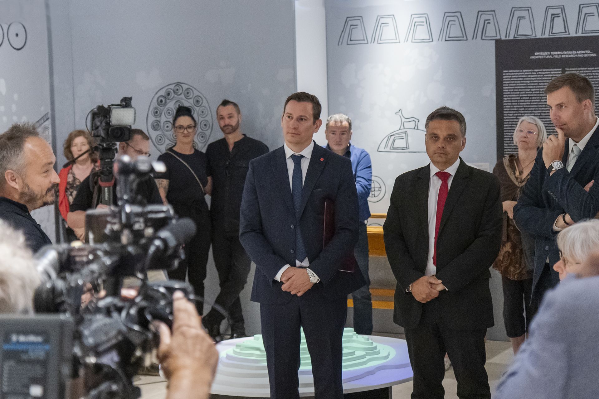 Zsigmond Gábor a tárlatvezetésen 