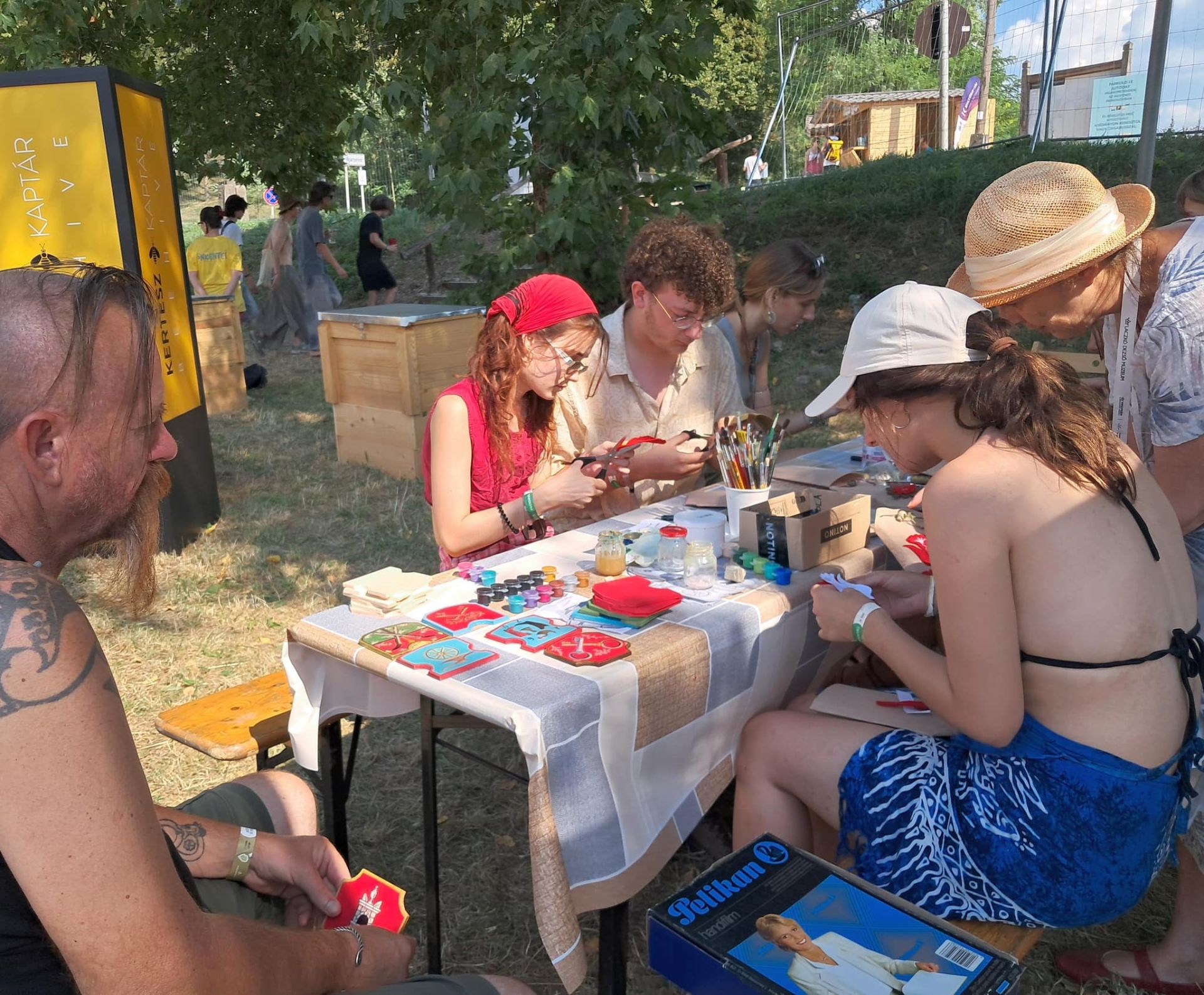 Kézművesfoglalkozás a sátrunknál