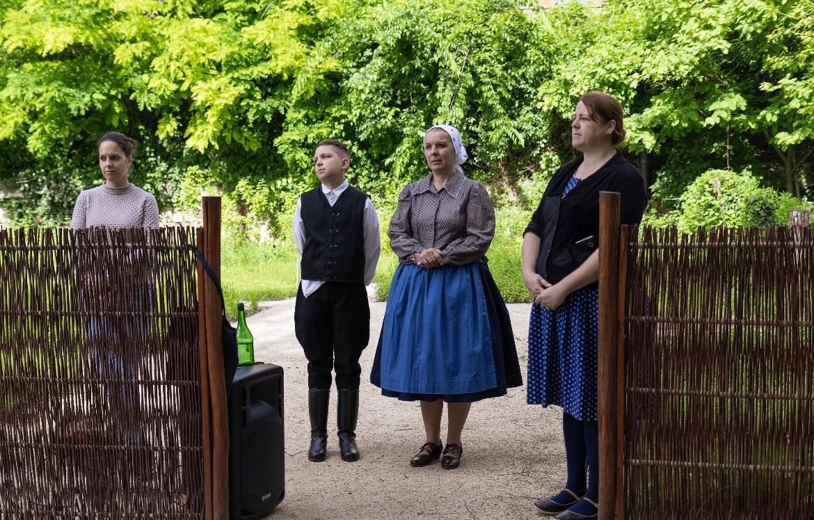 Megnyitó -népviseletes fiatalokkal