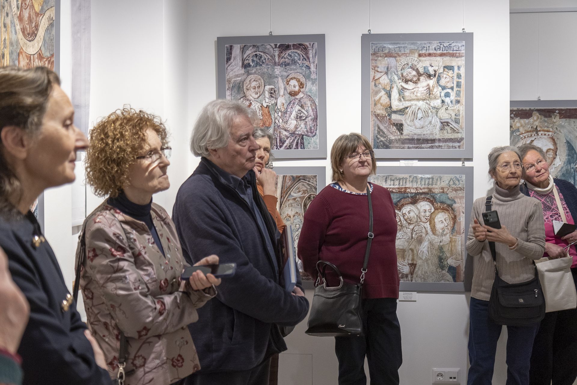 Olasz Ferenc a tárlatvezetésen 