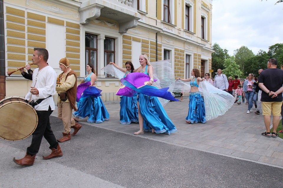 Ünnepi felvonulás a téren