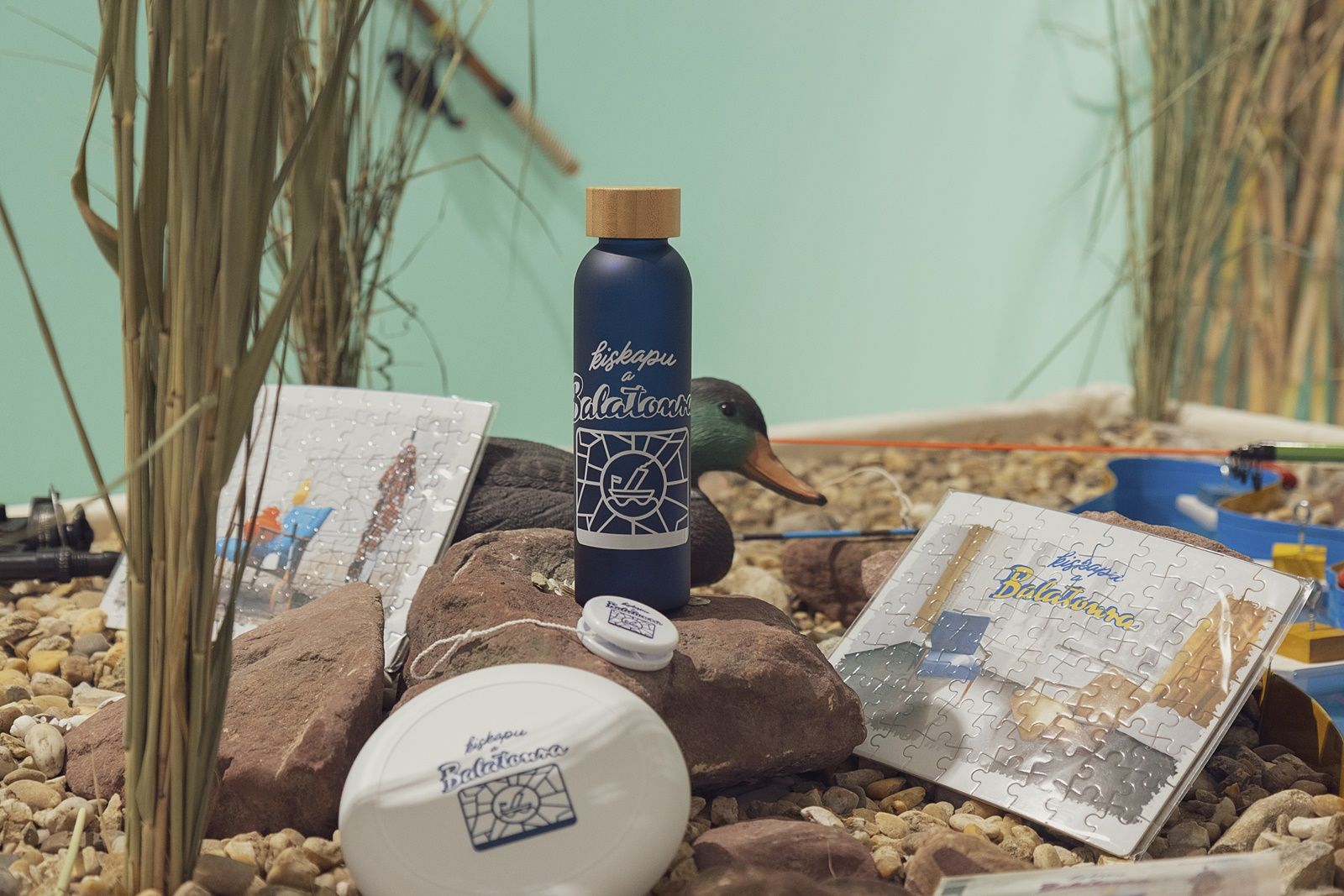 Kiskapu a Balatonra feliratú kulacs és egyéb tárgyak a kiállítás enteriőrben