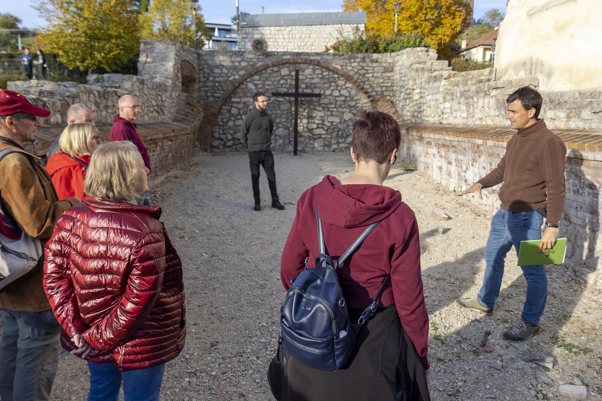 Nagy Szabolcs Balázs régész középkori emlékek között kalauzolja az érdeklődőket