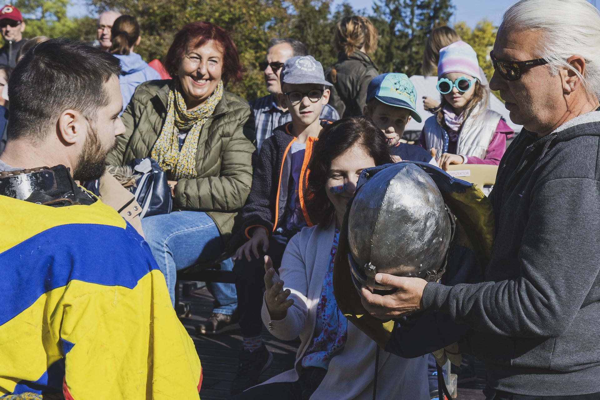 A nézők megszemlélik a felszerelést