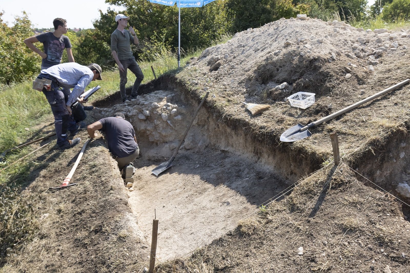 Folyik a kutatás a vár romjai közt