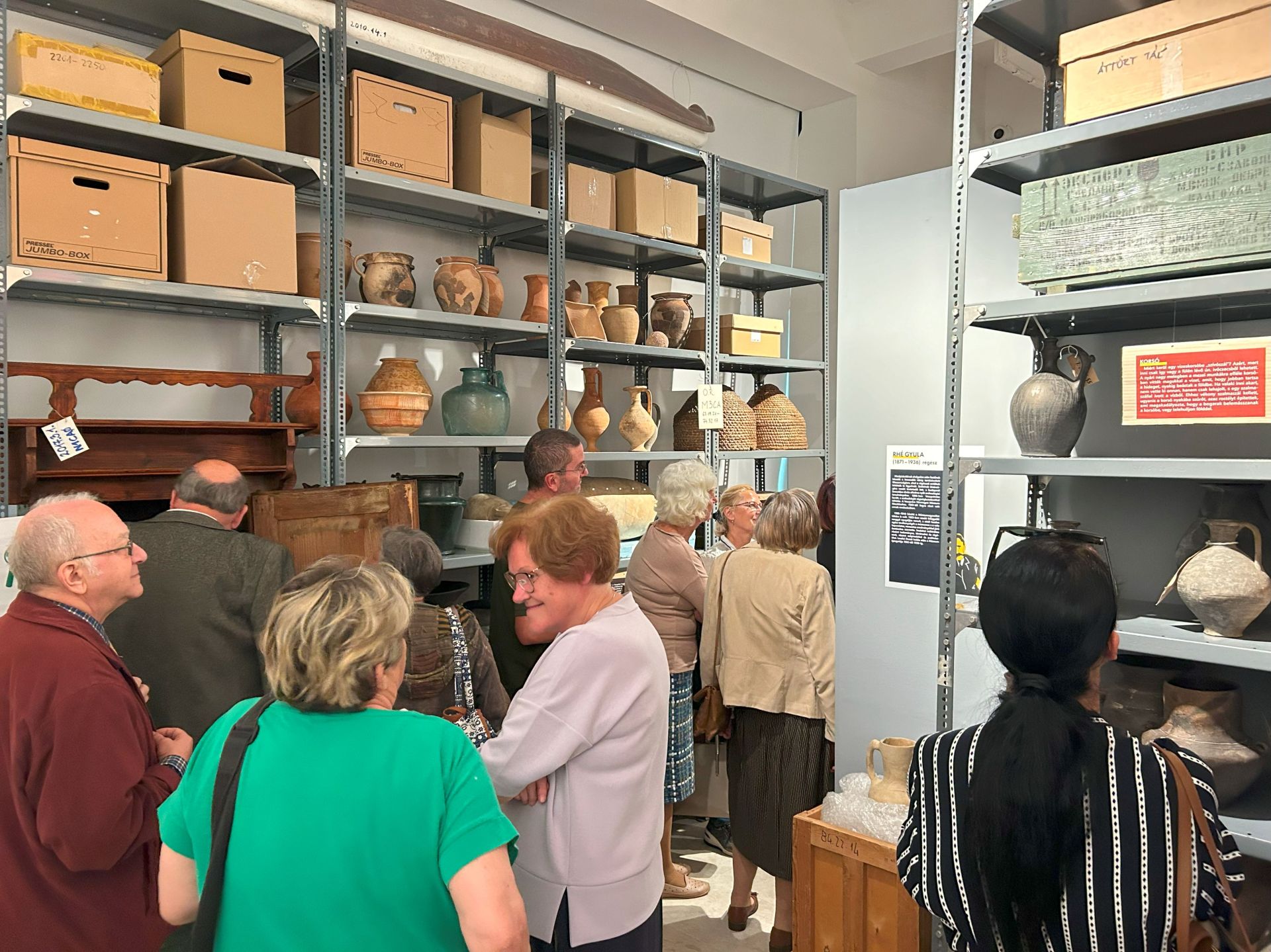 Az első látogatók a kiállításban