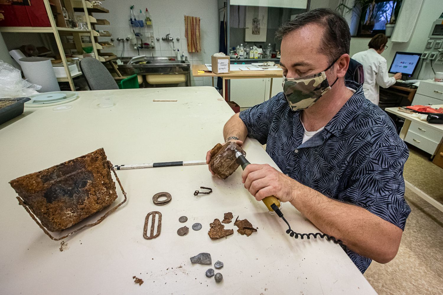 A  II. világháborús leletanyagot restaurálja Pálffy Sándor fémrestaurátor a Laczkó Dezső Múzeumban