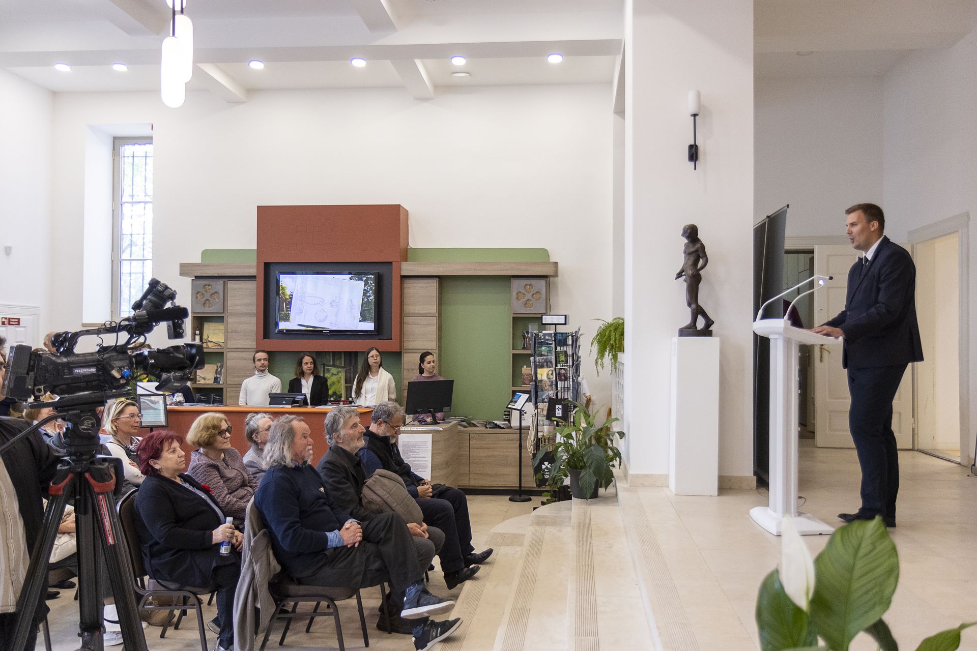 A megnyitó közönsége 