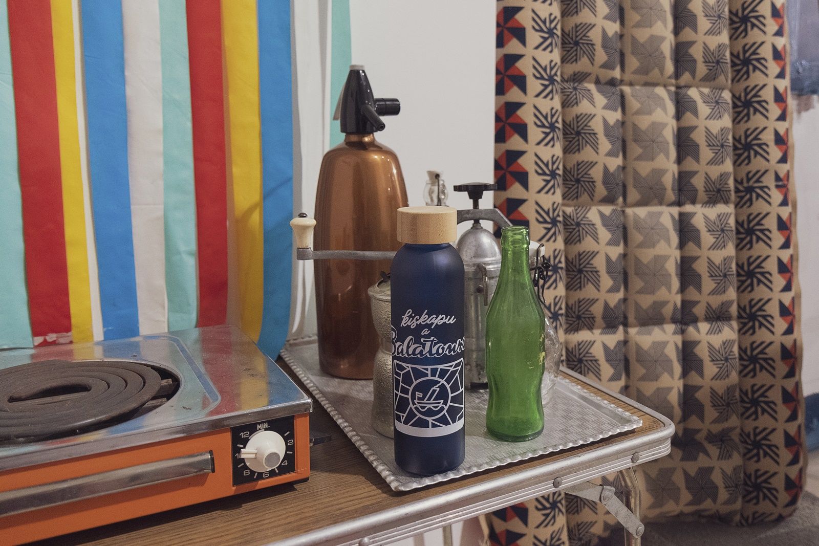 Kiskapu a Balatonra feliratú kulacs a kiállítás enteriőrben