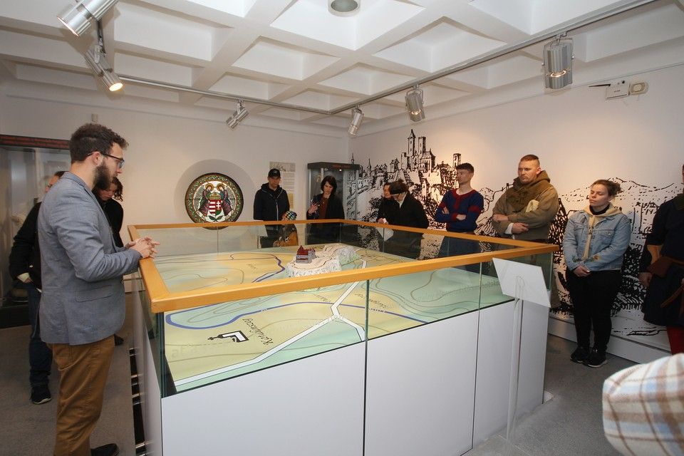 Pátkai Ádám Sándor régész tárlatvezetése