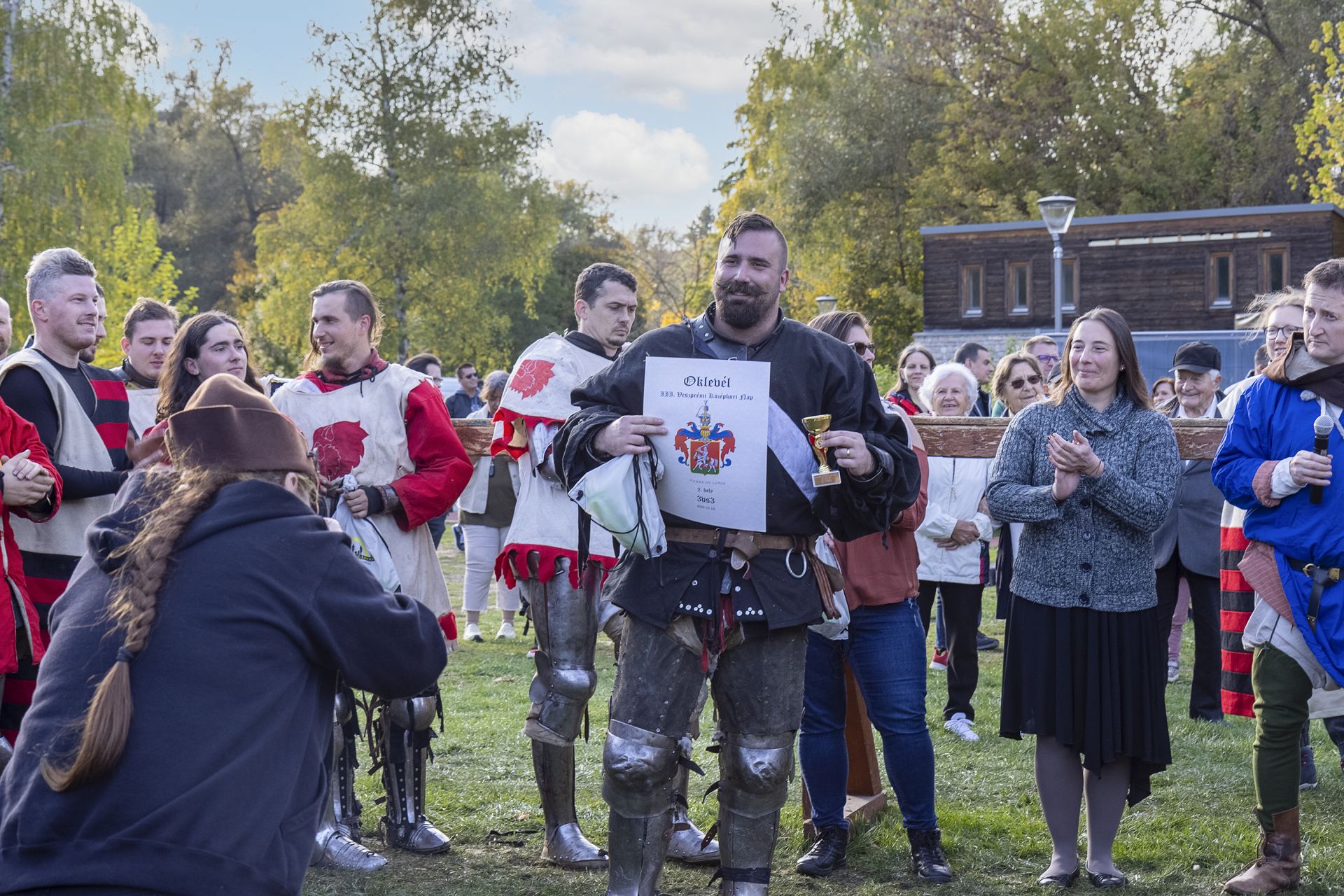 Díjátadó a harcok után