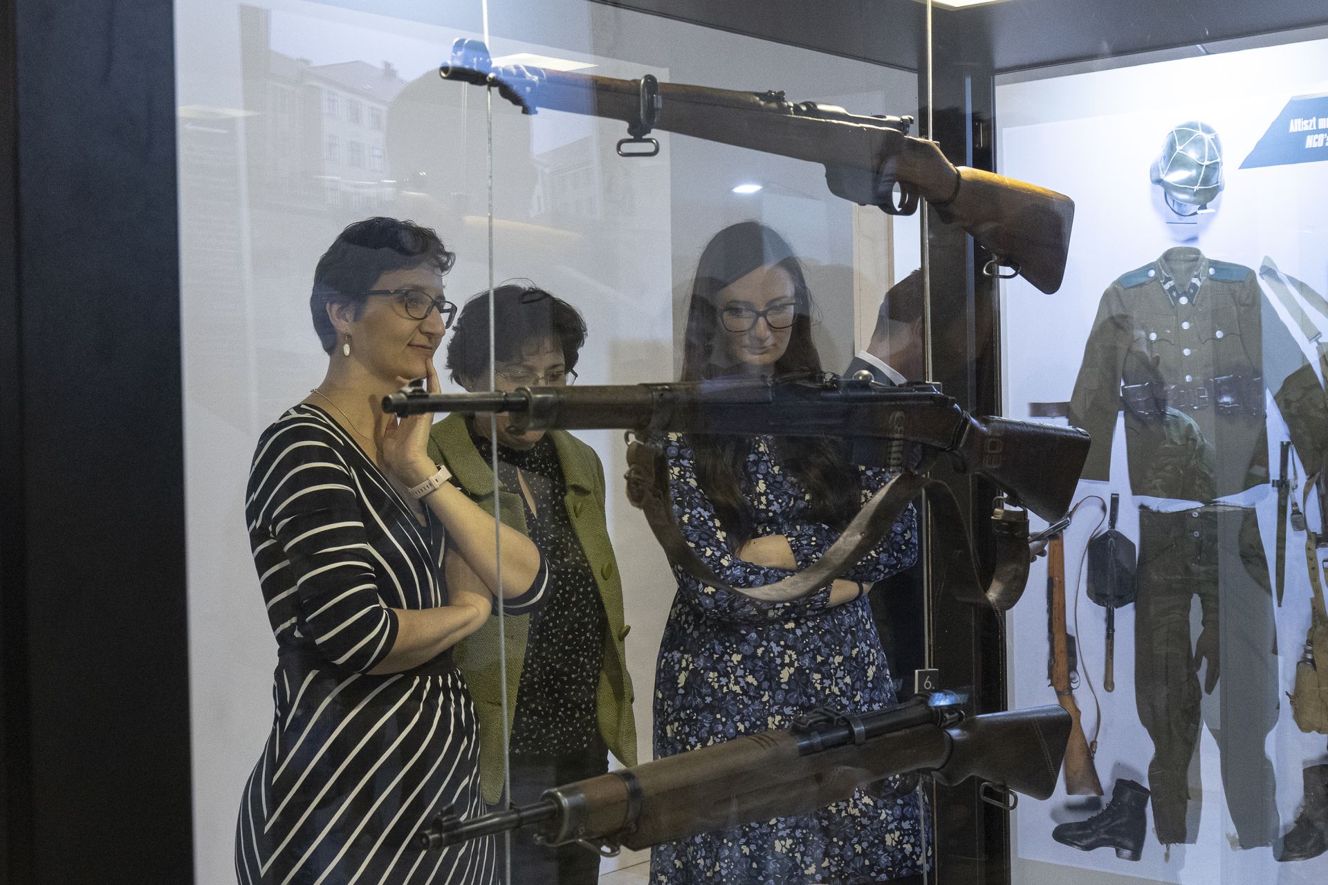 A Jutas 100 kiállítás kepei az első látogatókkal