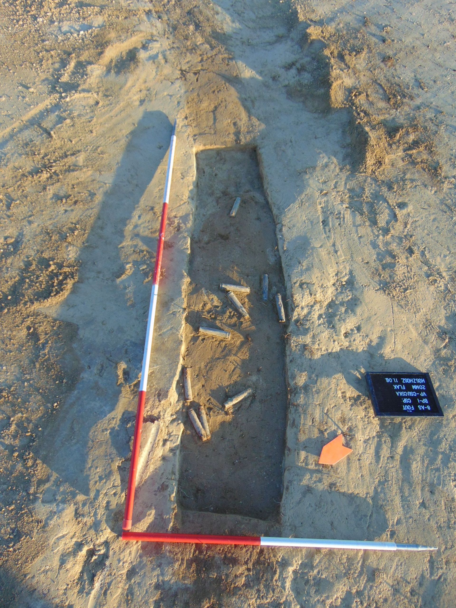 20 mm űrméretű rézhüvelyek az állásokban a  Flak légvedelmi állás körítőárkában