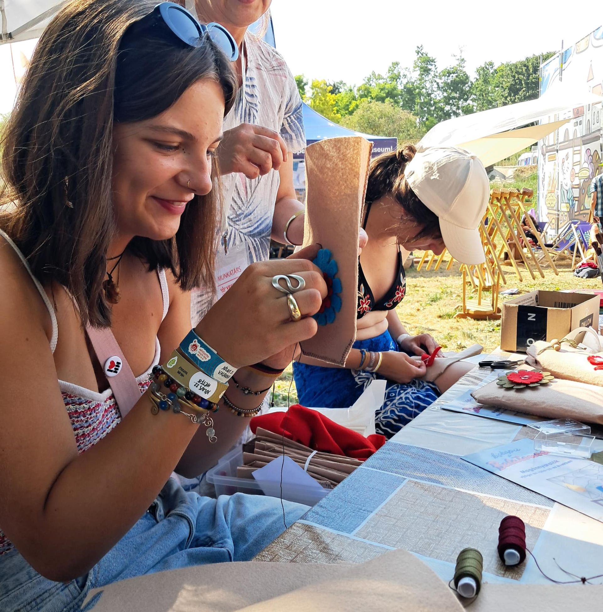 Kézművesfoglalkozás a sátrunknál