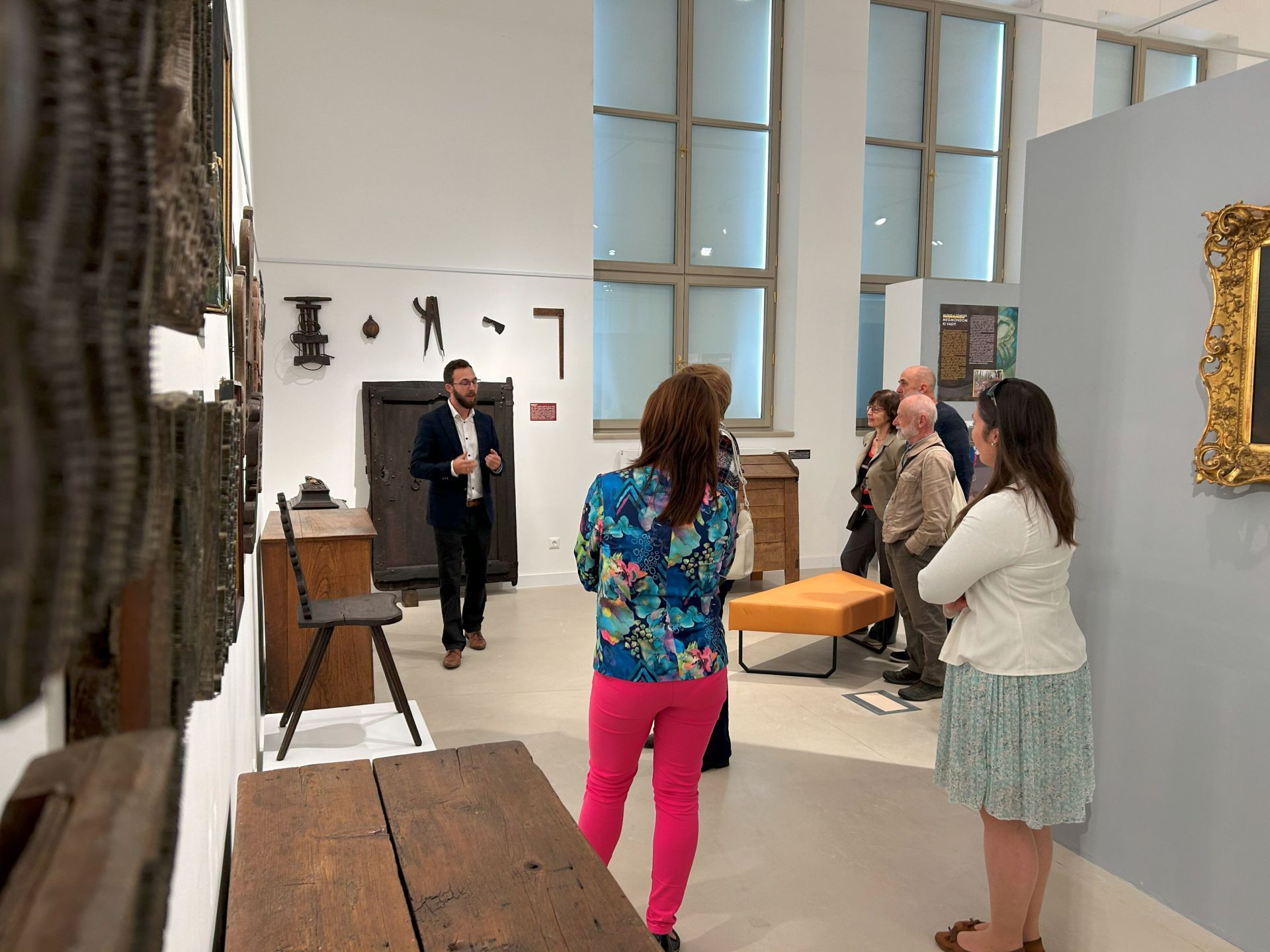 Pátkai Ádám Sándor tárlatvezetése a kiállításban