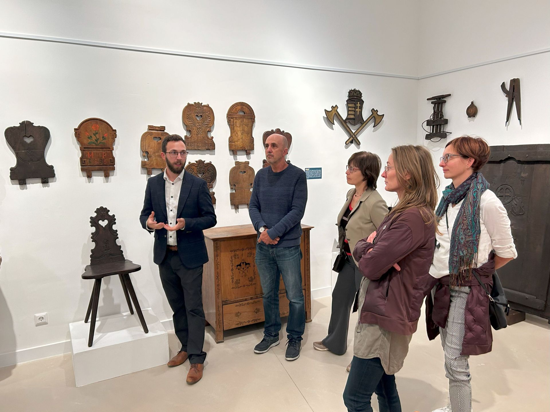 Pátkai Ádám Sándor tárlatvezetése a kiállításban