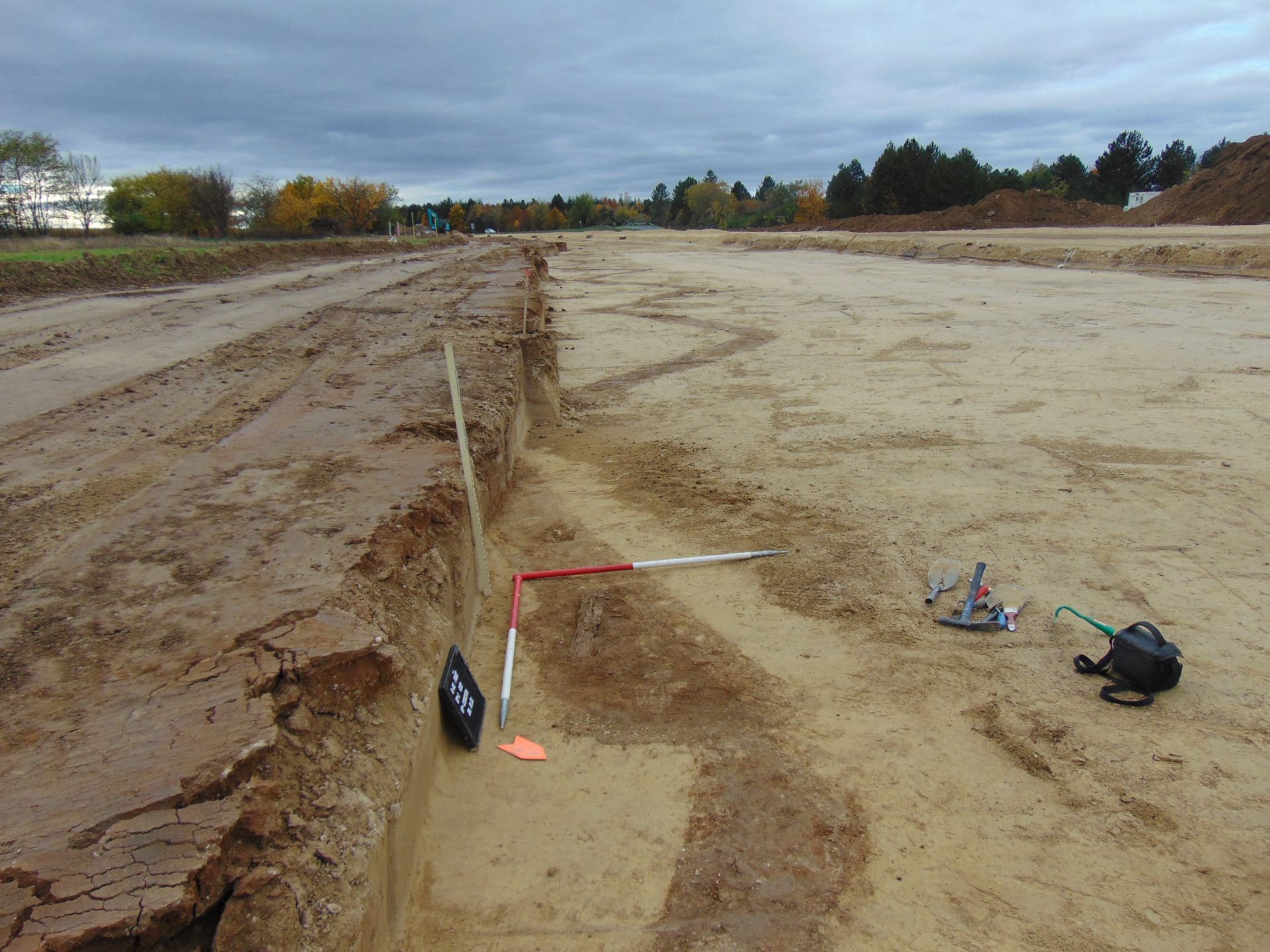 fa lőszeresláda maradványának a helye a lövészárokban