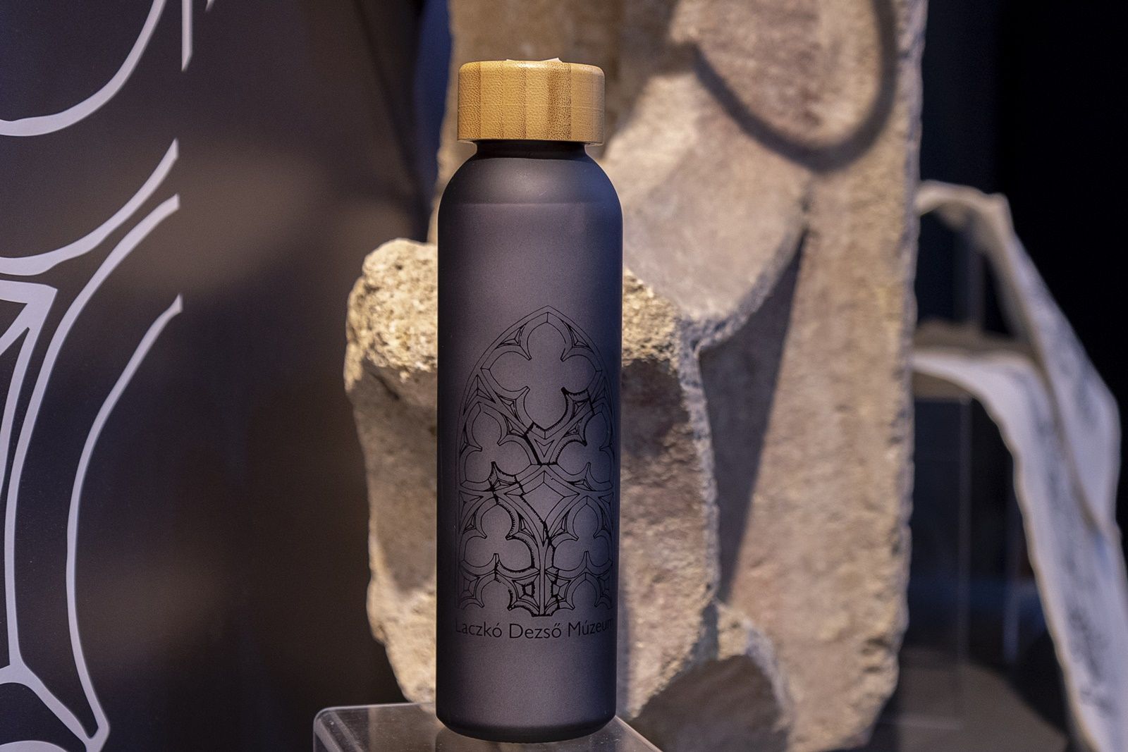 A Hősök Kapuja mintája alapján készült kulacs