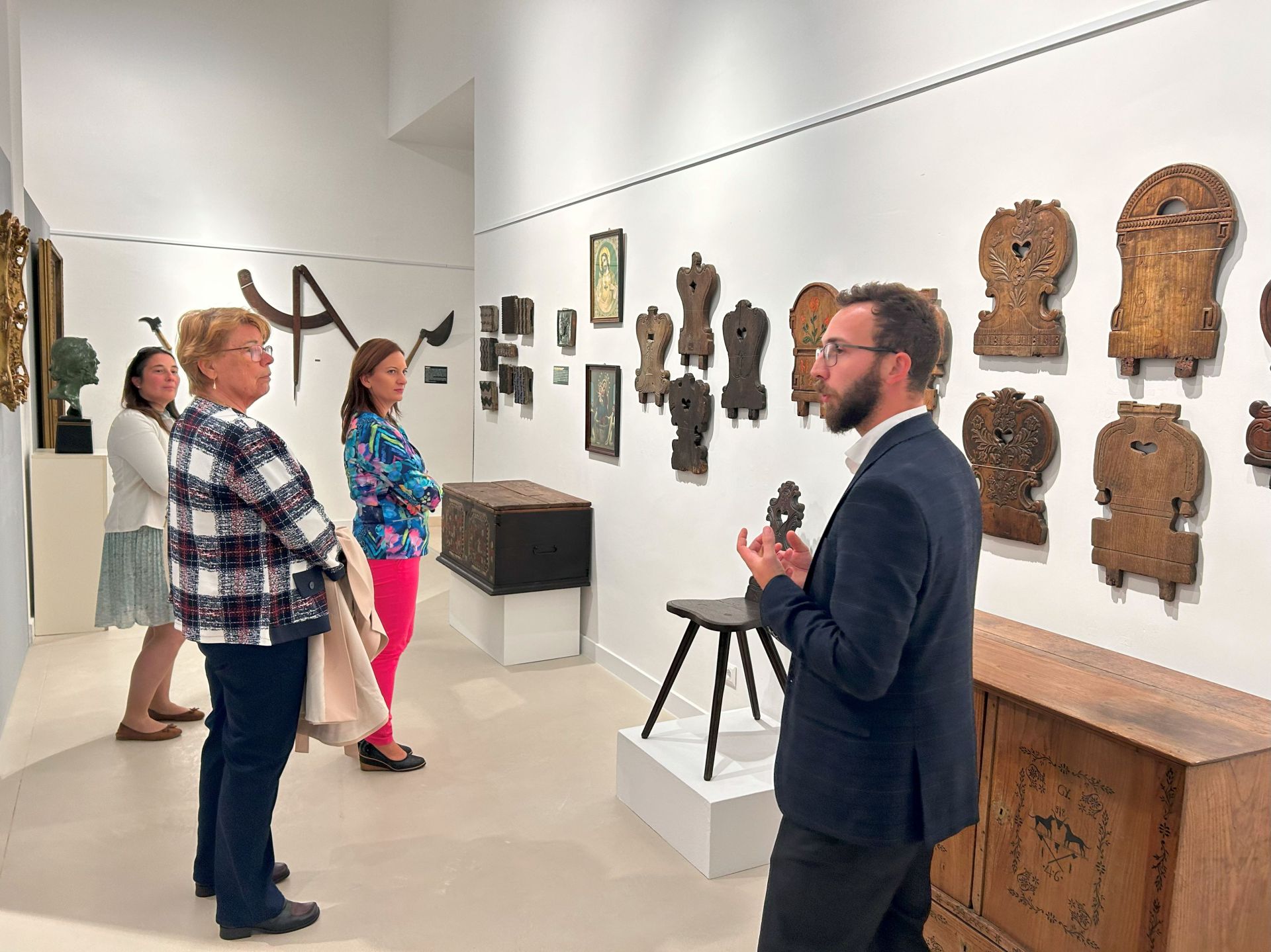 Pátkai Ádám Sándor tárlatvezetése a kiállításban