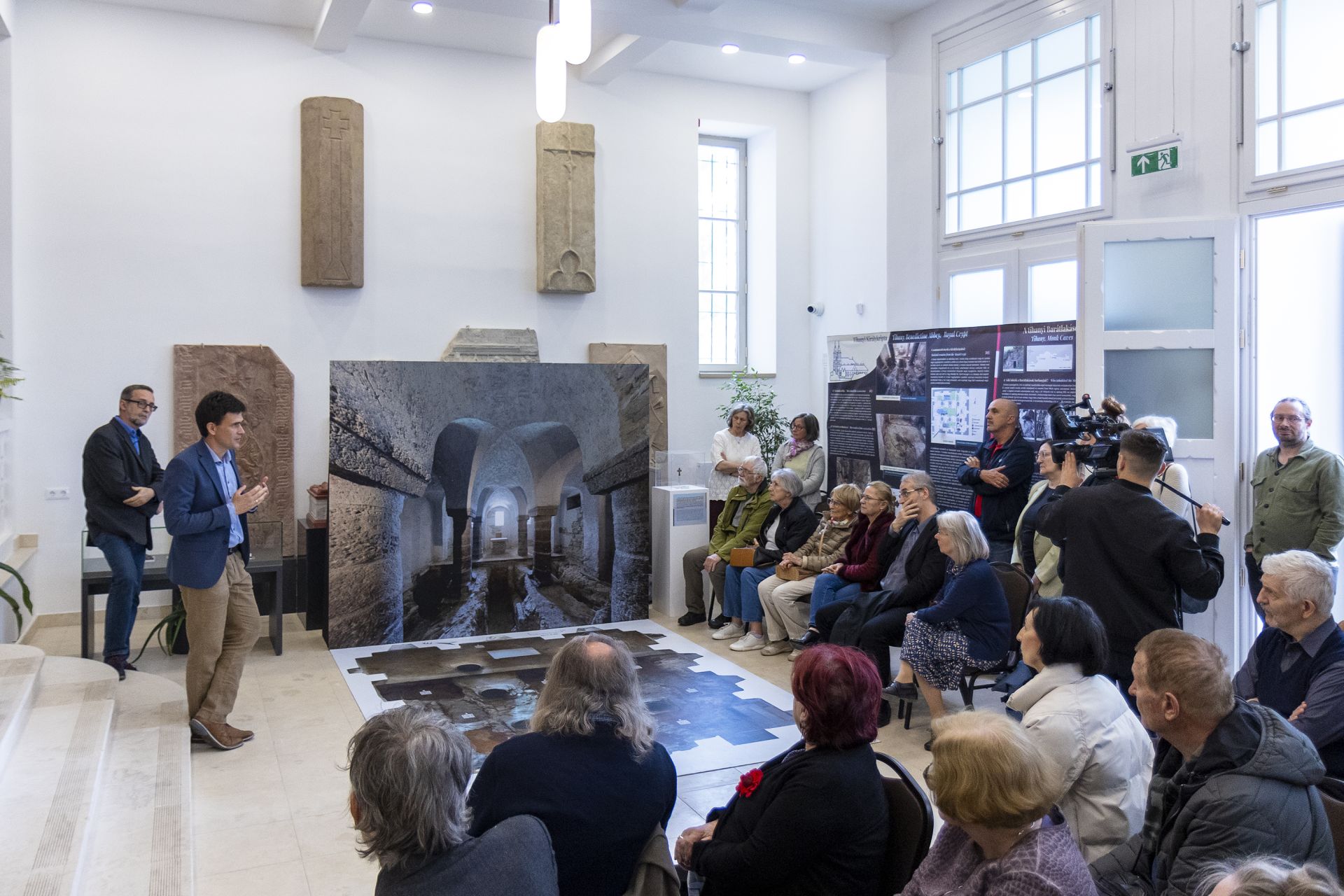 Az első tárlatvezetés a kiallitasban 