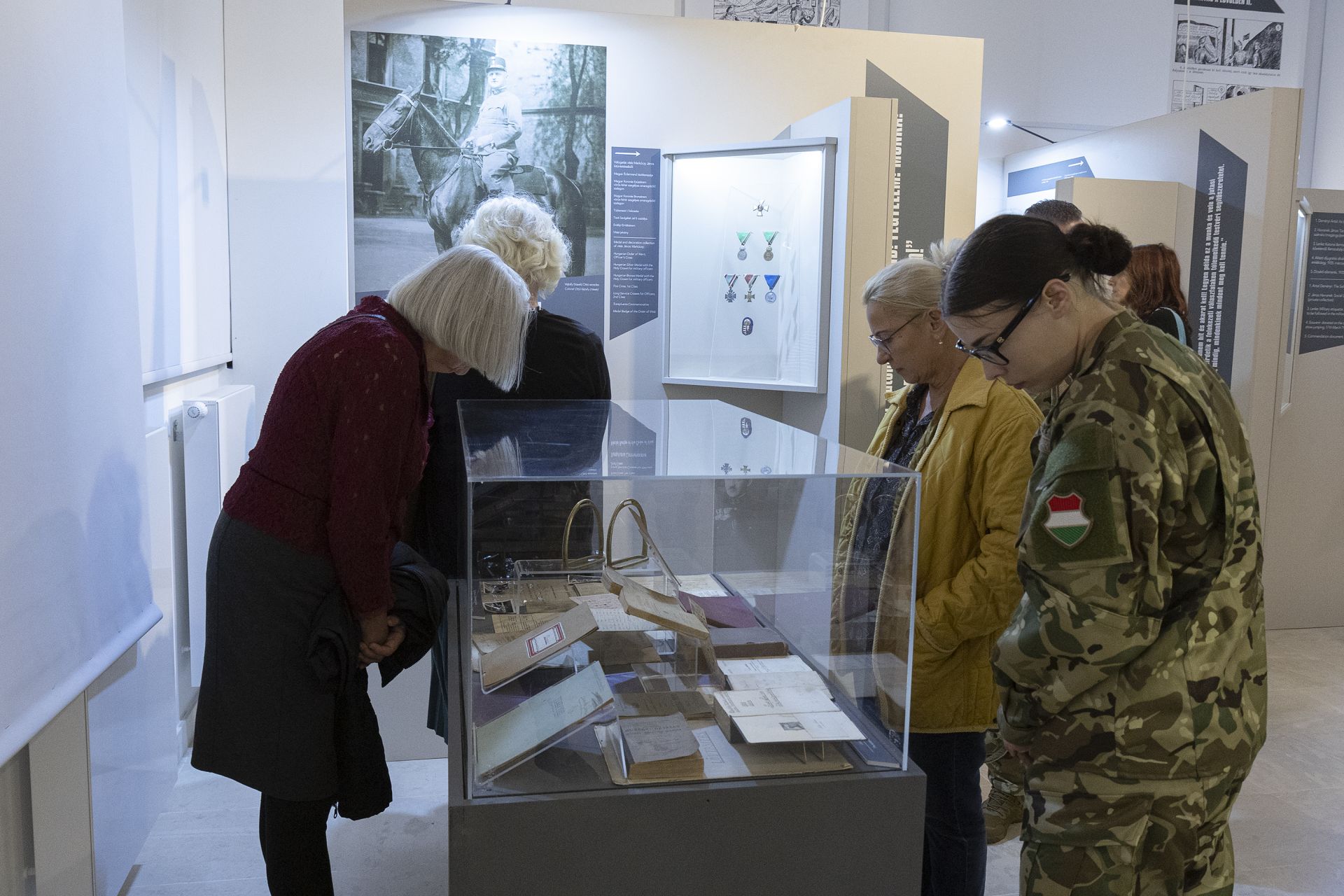 A Jutas 100 kiállítás kepei az első látogatókkal