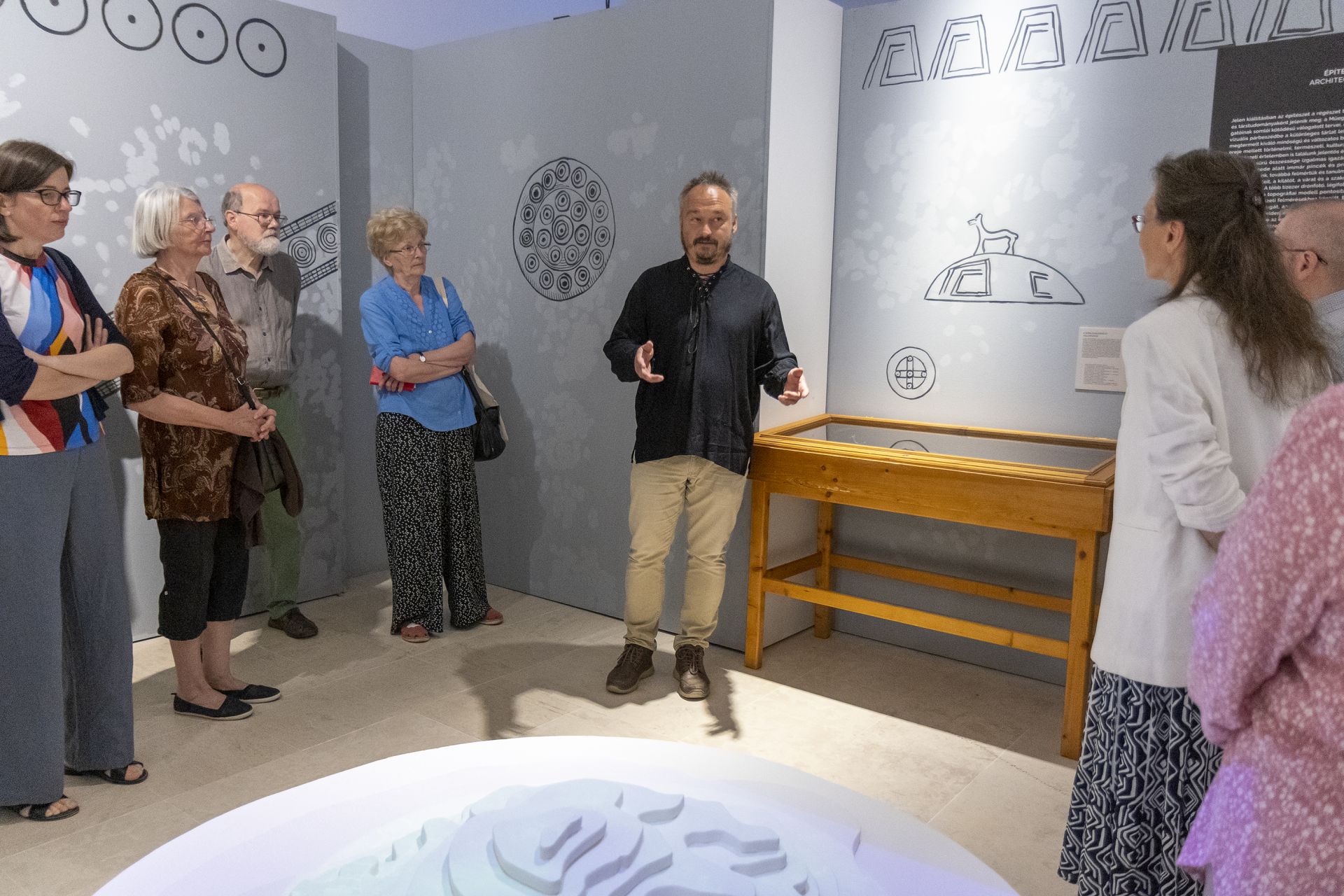 Péterváry Tamás tárlatvezetése