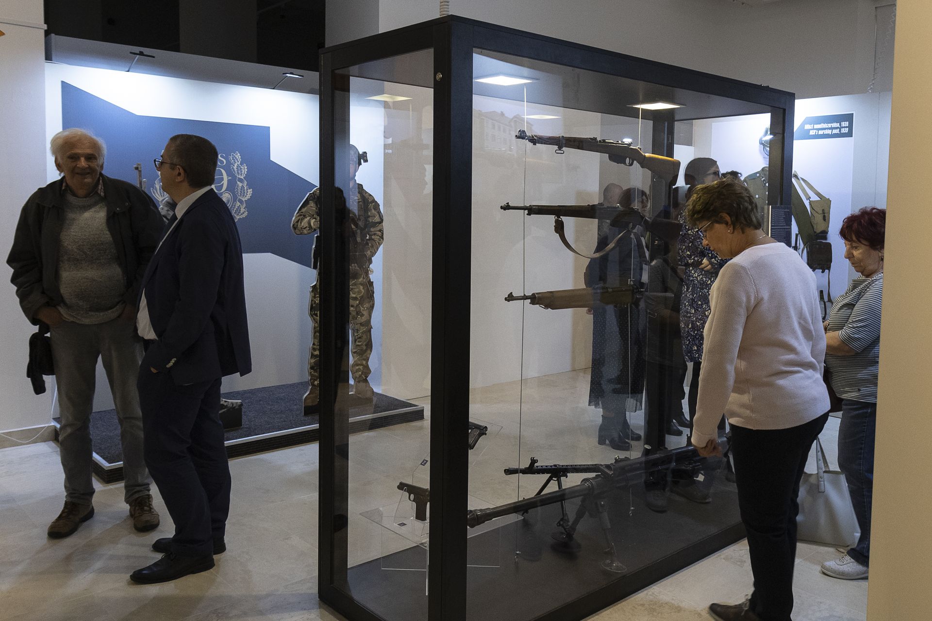 A Jutas 100 kiállítás kepei az első látogatókkal