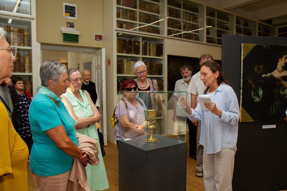 Tevesz Mária művészettörténész tárlatvezetése -Szentek és Angyalok kamara kiállítás