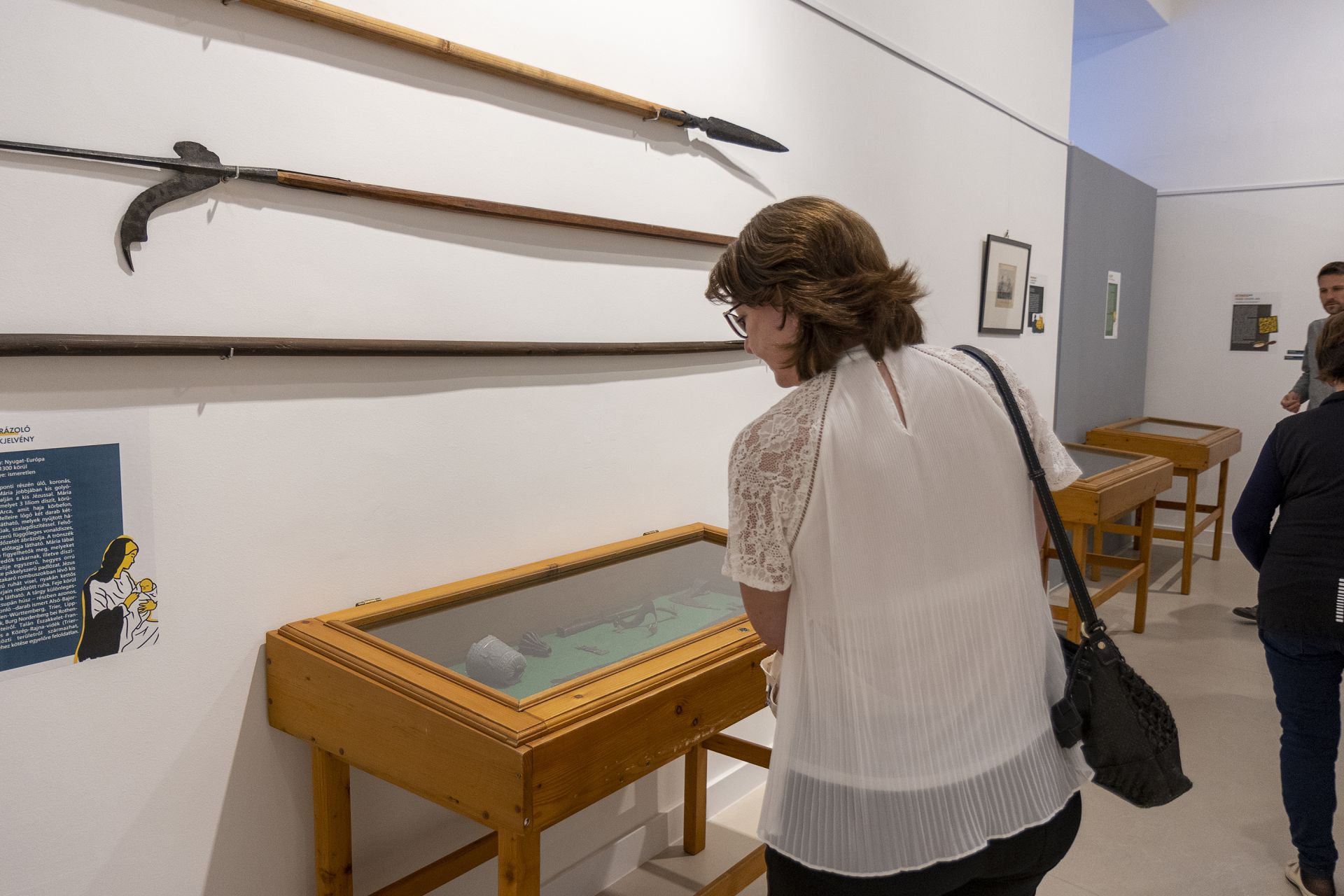 Látogatók a kiállításban