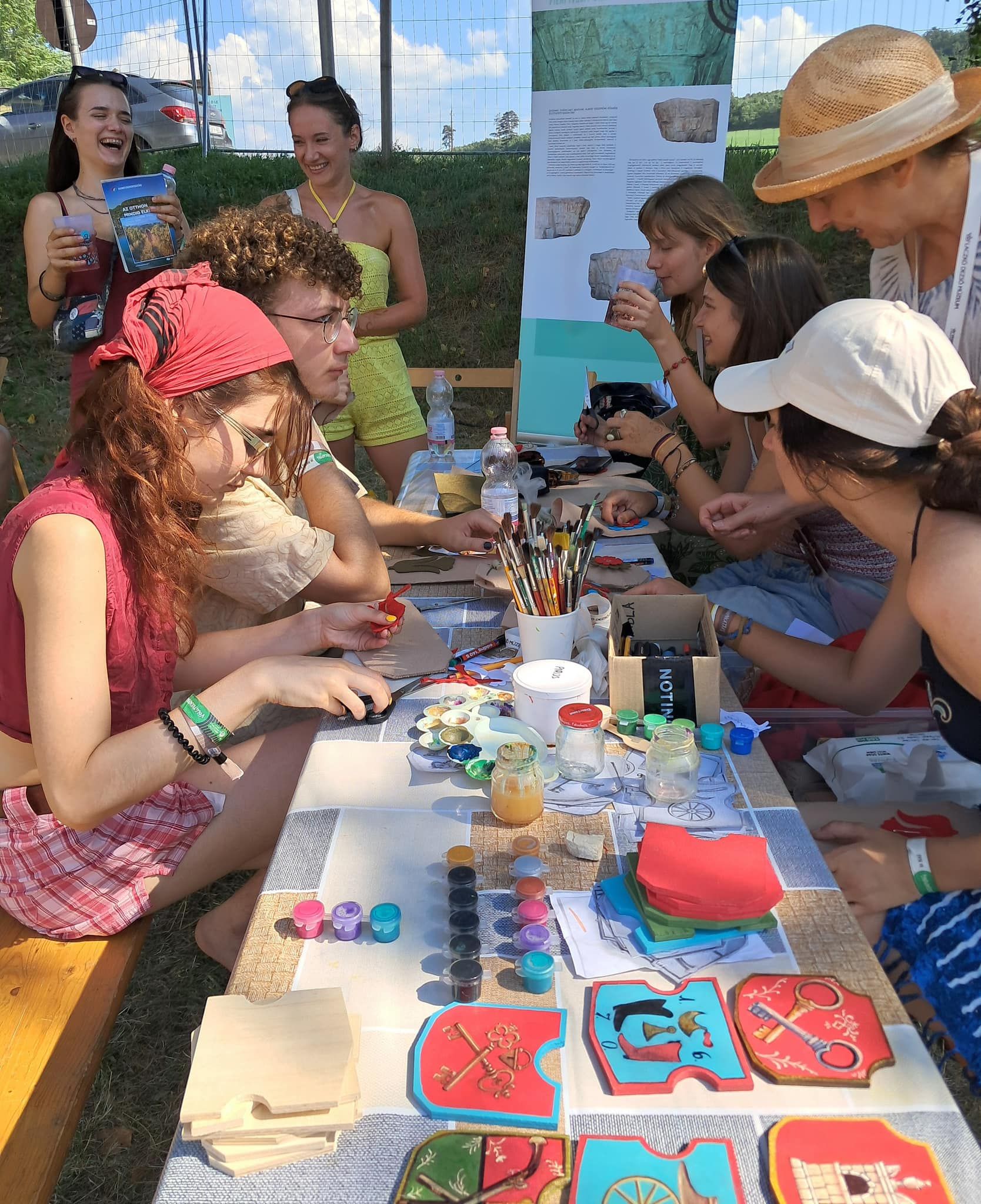 Kézművesfoglalkozás a sátrunknál