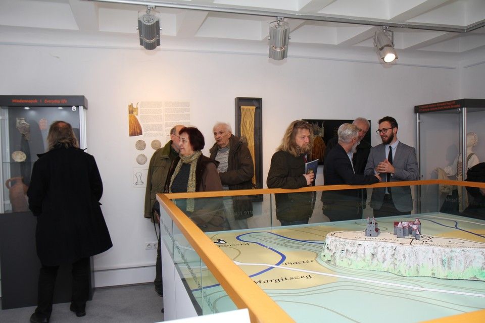 Hősök Kincsei - kurátori tárlatvezetés