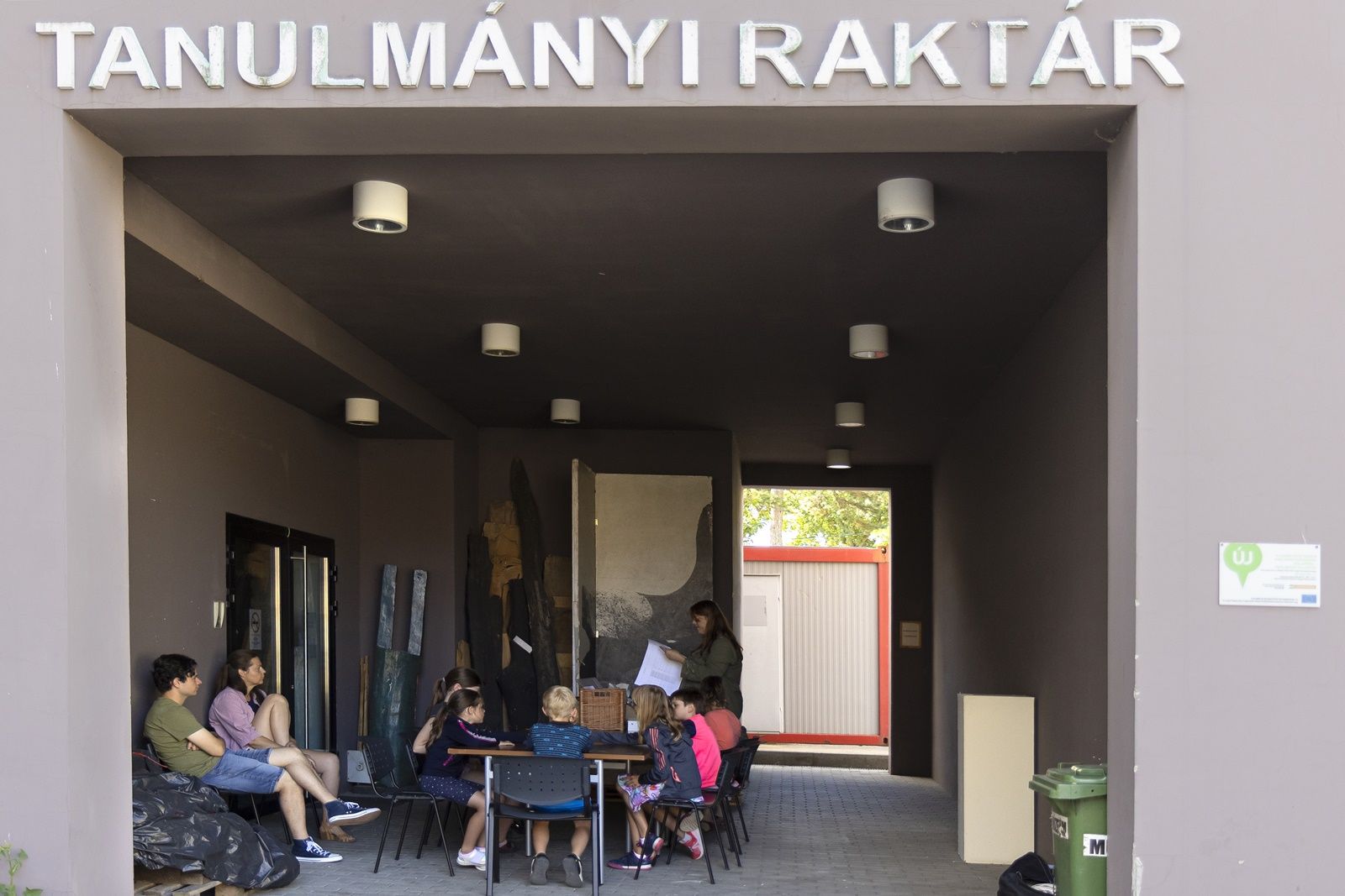 A múzeumi raktárnál a gyerekek