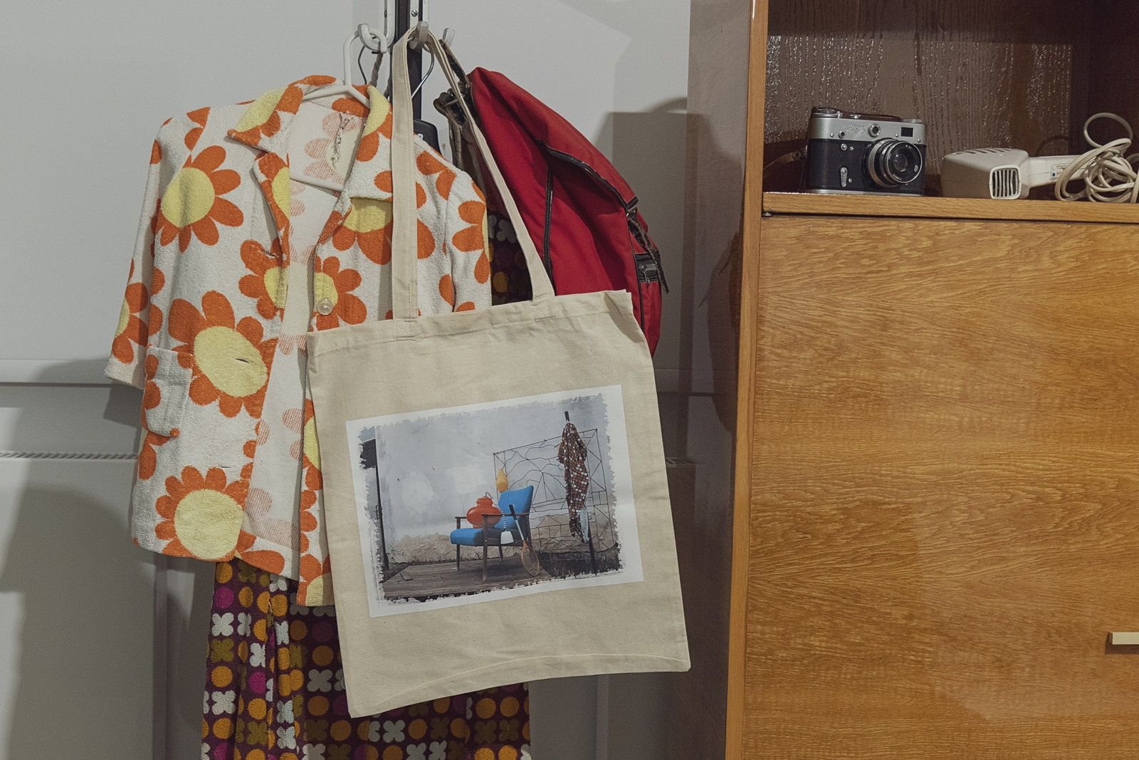 Kiskapu a Balatonra vászontáska a kiállítás enteriőrben