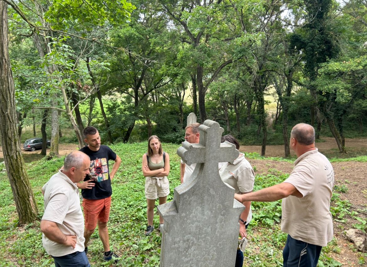 Dörgicse - Törő Balázs néprajzkutató bemutatja a temetőt