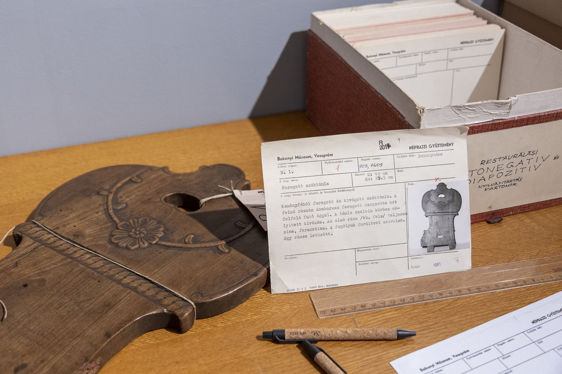 A múzeumi tárgyak a kiállításban 