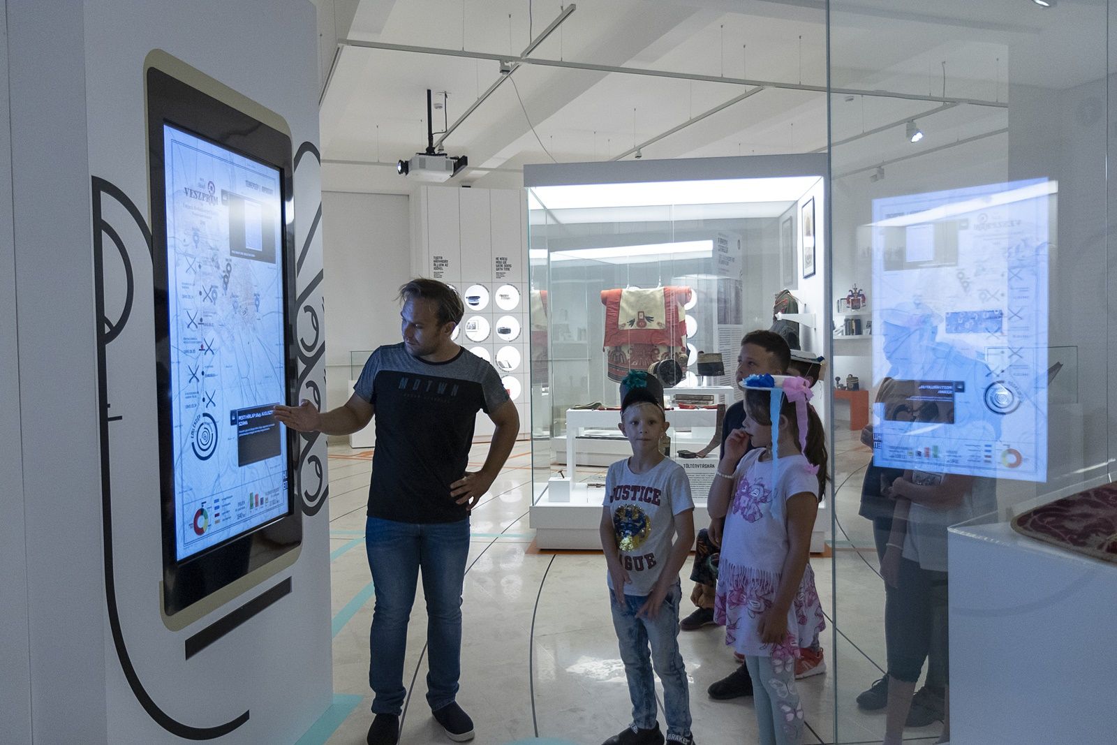 Fogl Krisztián történész tárlatvezetése