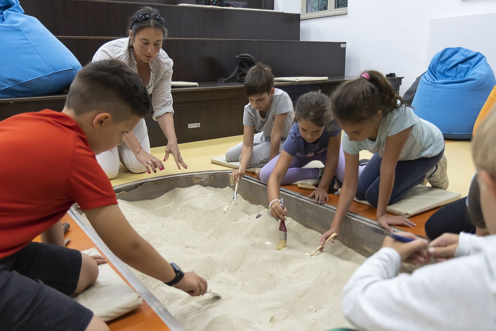 Szanyi Brigitta igazgató ásatási bemutatót tart