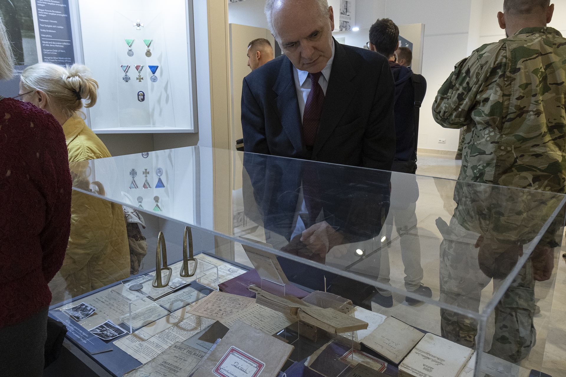 A Jutas 100 kiállítás kepei az első látogatókkal