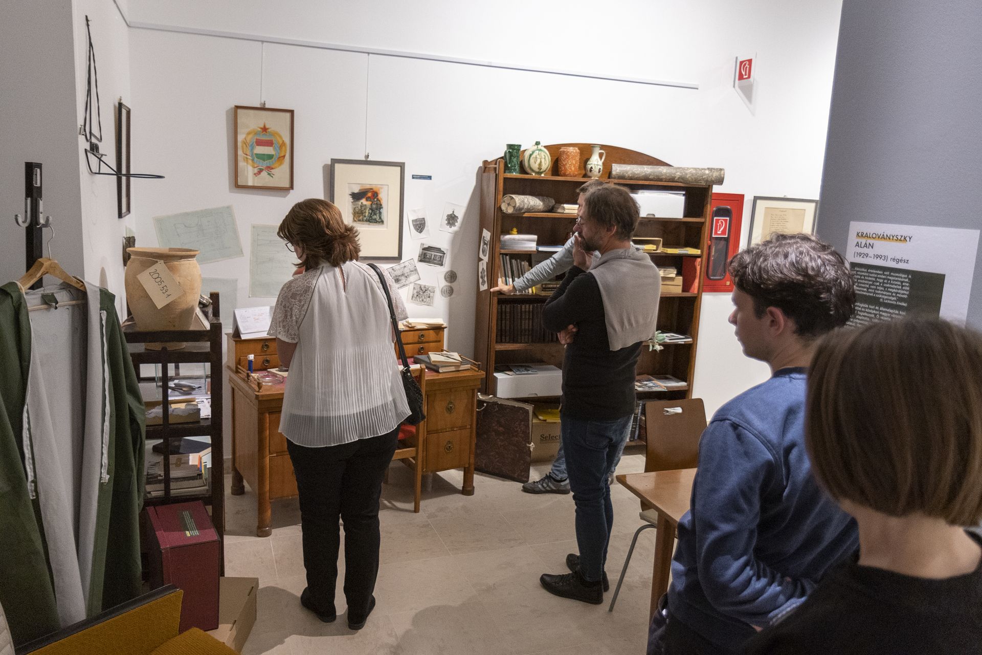 Látogatók a kiállításban