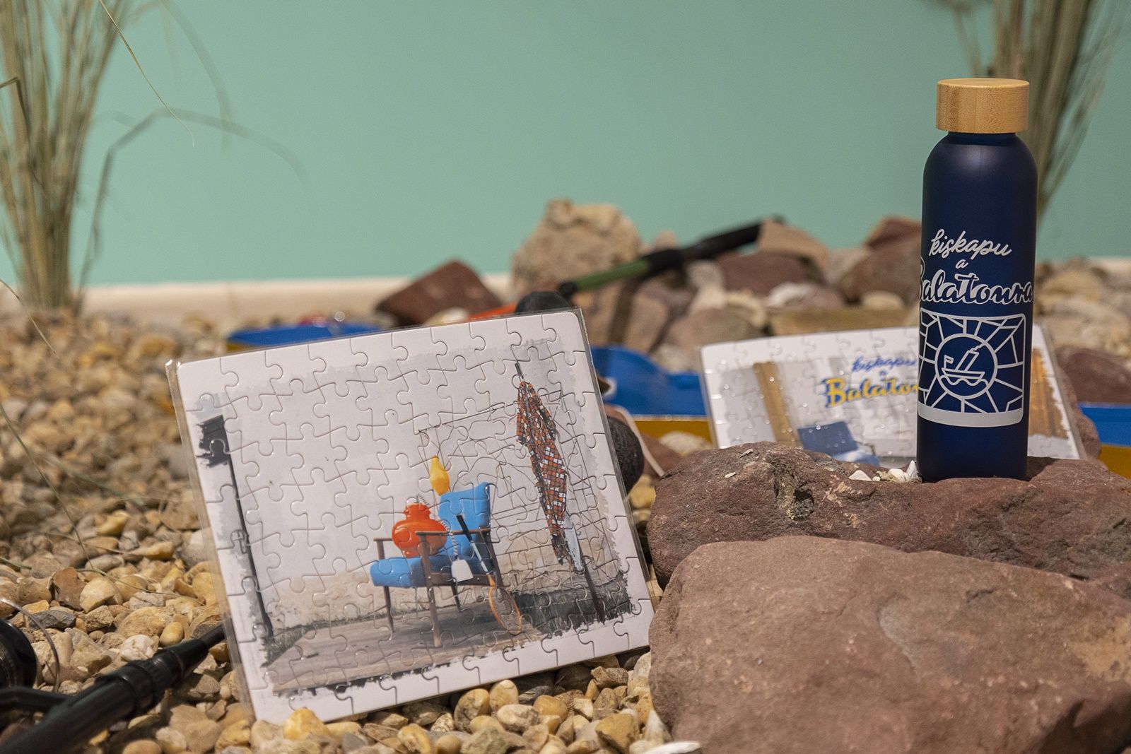 Kiskapu a Balatonra feliratú kulacs és emléktárgyak a kiállítás enteriőrben