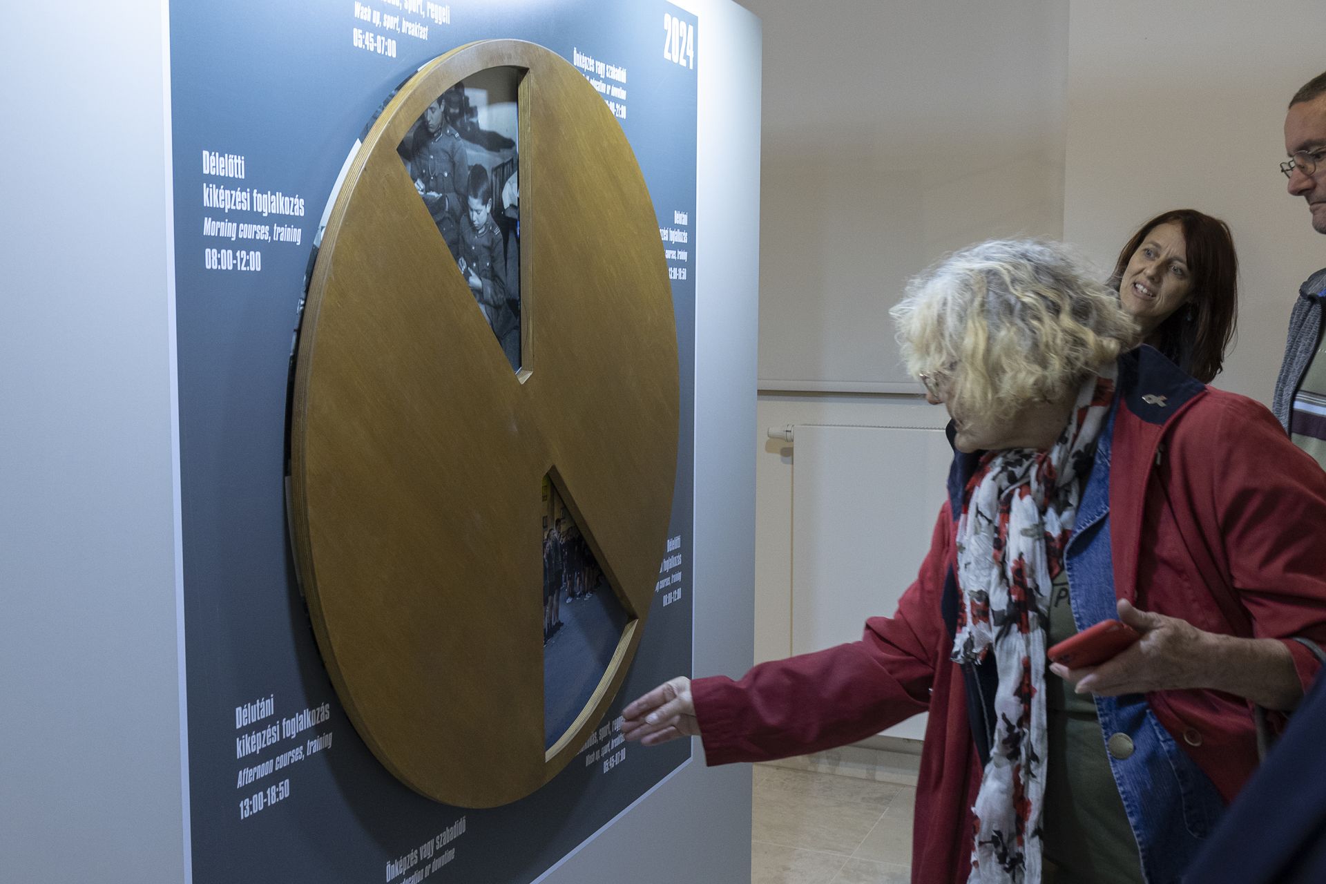 A kiállítás első látogatói