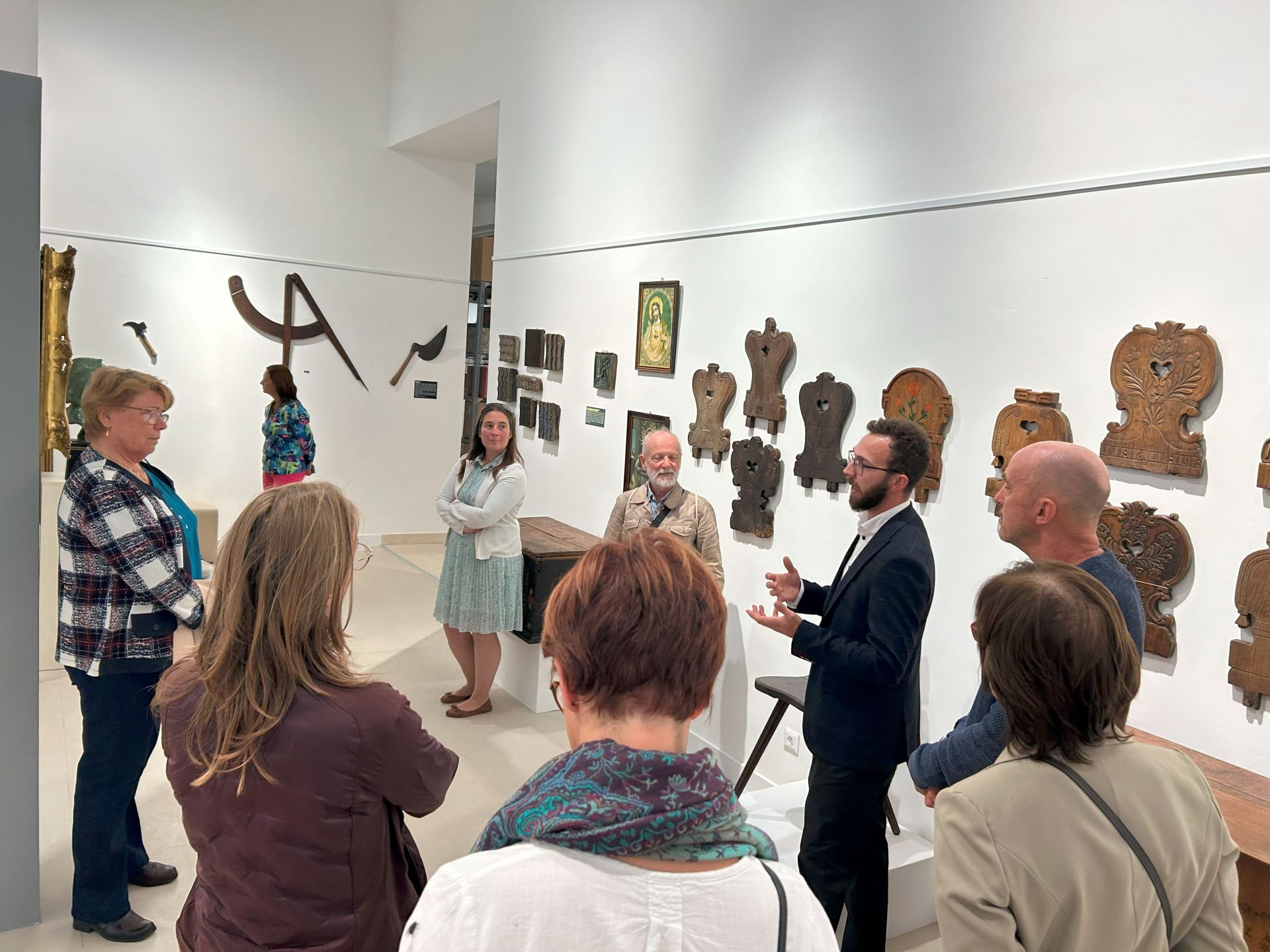 Pátkai Ádám Sándor tárlatvezetése a kiállításban