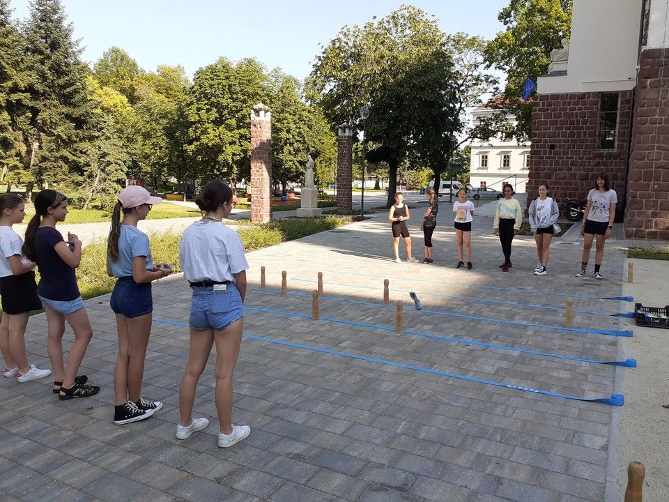 Szabadidős program a múzeum előtt - Nyári napközis tábor a Laczkó Dezső Múzeumban