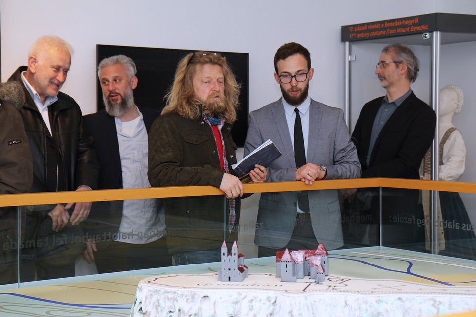 Hősök Kincsei - a megnyitó utáni tárlatvezetés