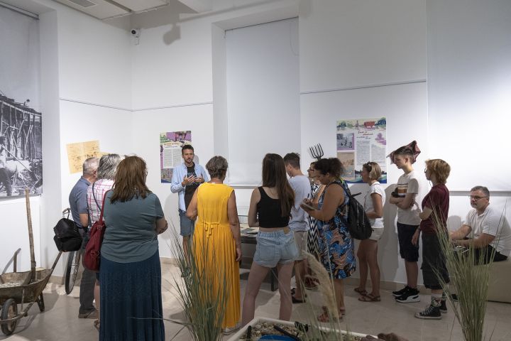 Törő Balázs náprajzos-muzeológus utolsó kurátori tárlatvezetése a kiállításban