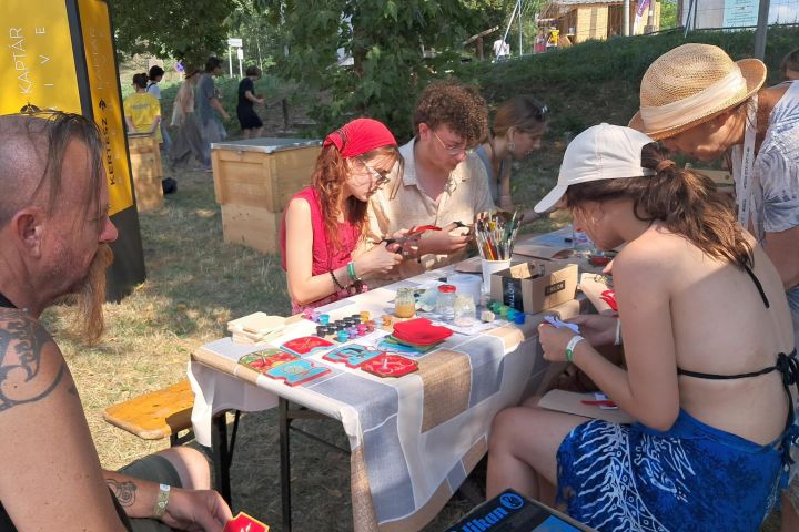 Kézművesfoglalkozás a sátrunknál