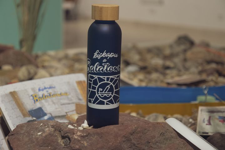 Kiskapu a Balatonra feliratú kulacs a kiállítás enteriőrben