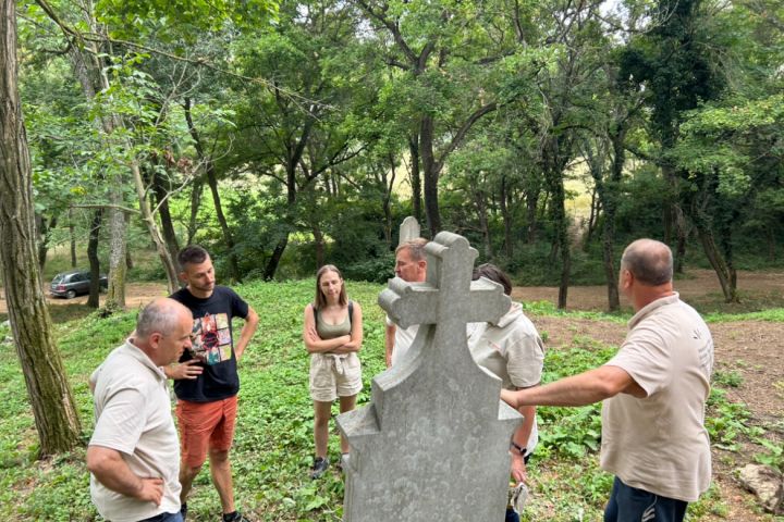 Dörgicse - Törő Balázs néprajzkutató bemutatja a temetőt