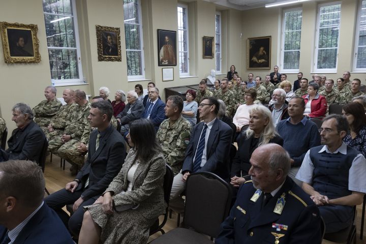 A megnyitó közönsége